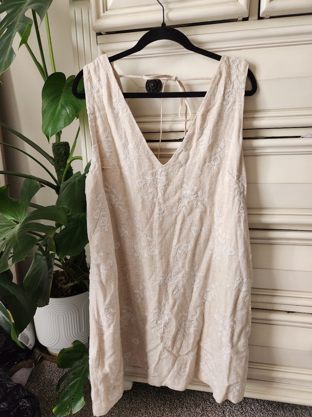 NWT Abercrombie Women’s Embroidered V-Neck Dress